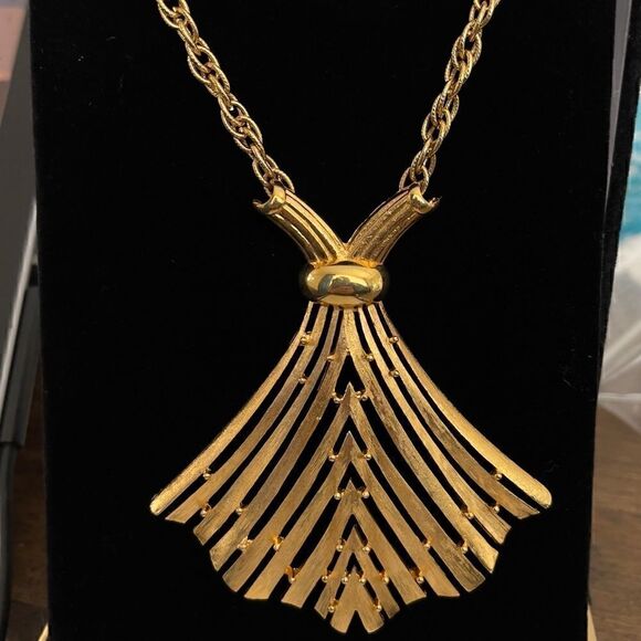 Vintage gold tone fan necklace - Picture 2 of 5